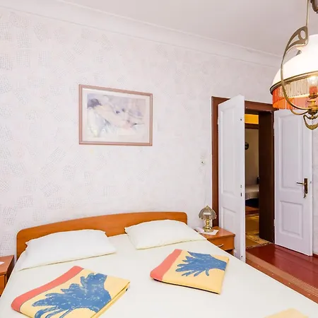 아파트 Ivana -two Bedroom With Garden
