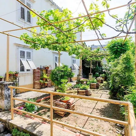 Apartment Ivana -two Bedroom With Garden